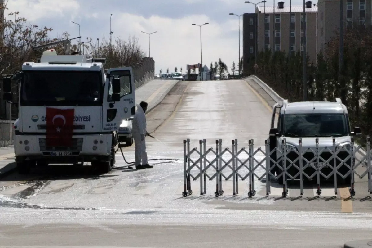 Karantina alanına giren araçlar çıkışta dezenfekte ediliyor