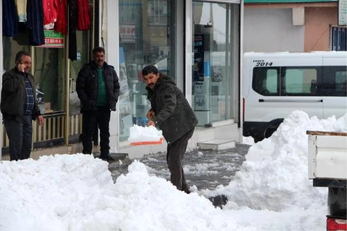 Karlıova\'da baharda da kar yolları kapattı