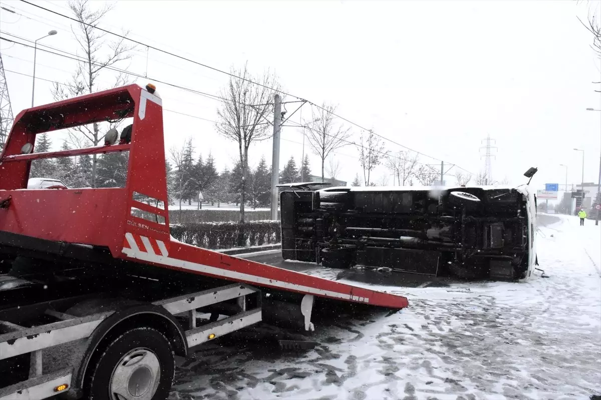 Kayseri\'de işçi servisi devrildi: 21 yaralı