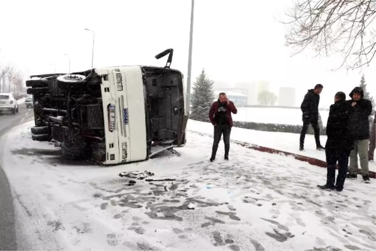 Kayseri\'de işçi servisi devrildi: 21 yaralı