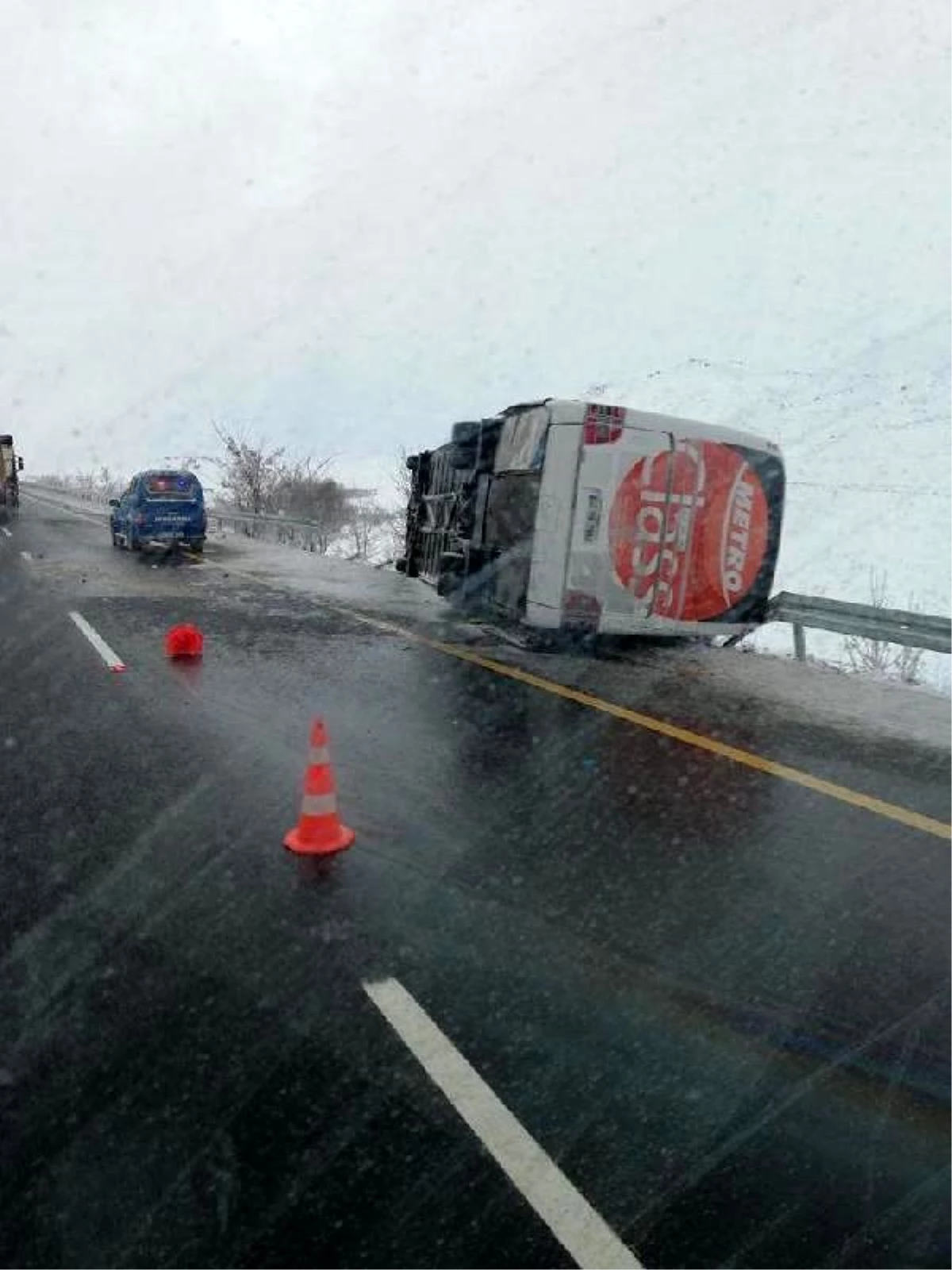 Kırşehir\'de yolcu otobüsü devrildi: 14 yaralı