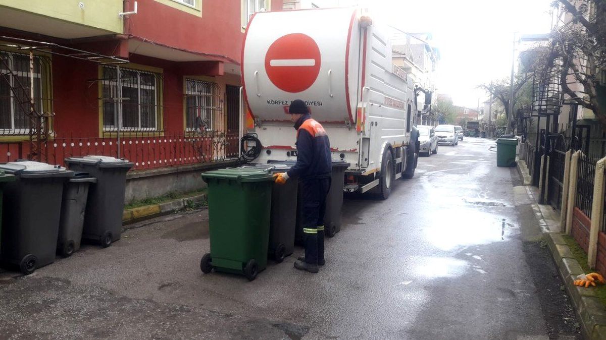 Körfez\'de çöp konteynerleri dezenfekte ediliyor