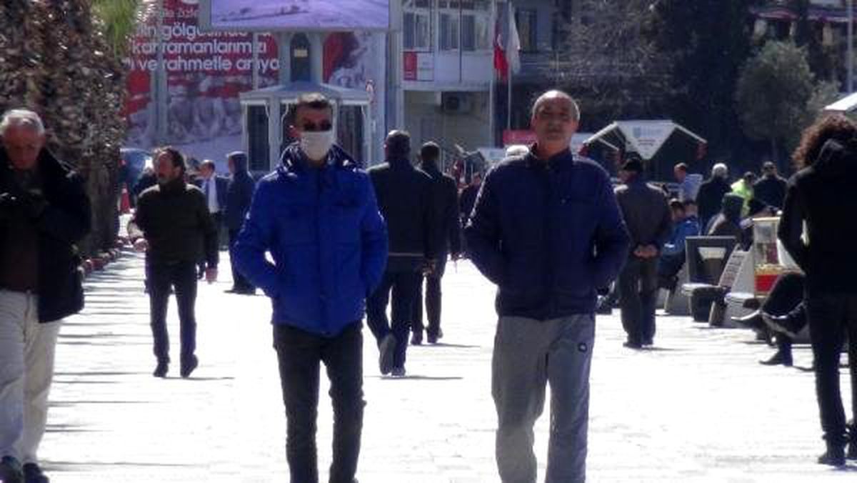 Koronavirüsü önlemlerini alan Silivri\'de sokaklar boş kaldı