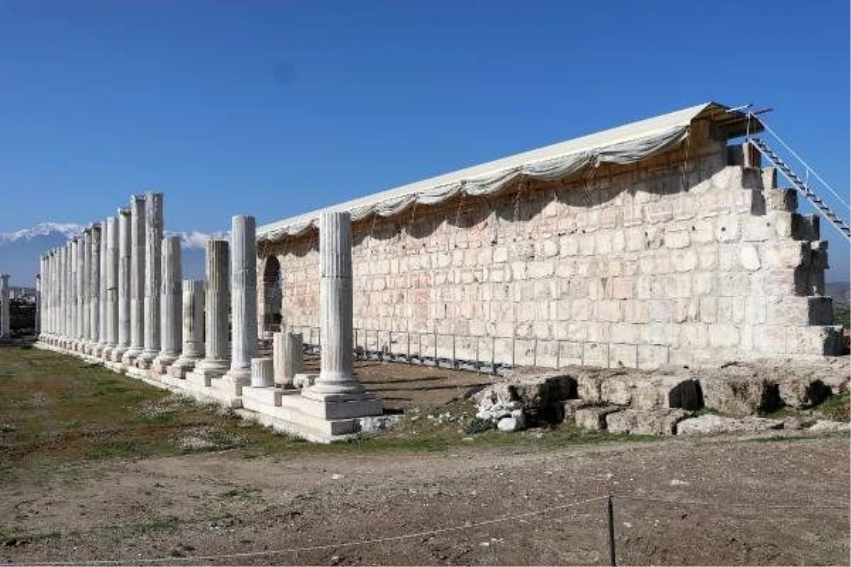 Laodikya\'da 1750 yıllık freskli duvar ayağa kaldırıldı