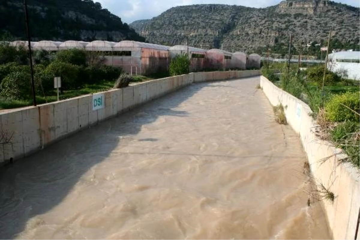 Limonlu Deresi\'ndeki taşkın, 2 bin dönümlük araziyi su altında bıraktı