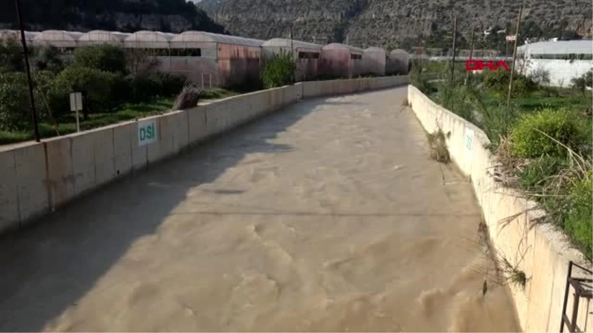 Limonlu Deresi\'ndeki taşkın, 2 bin dönümlük araziyi su altında bıraktı