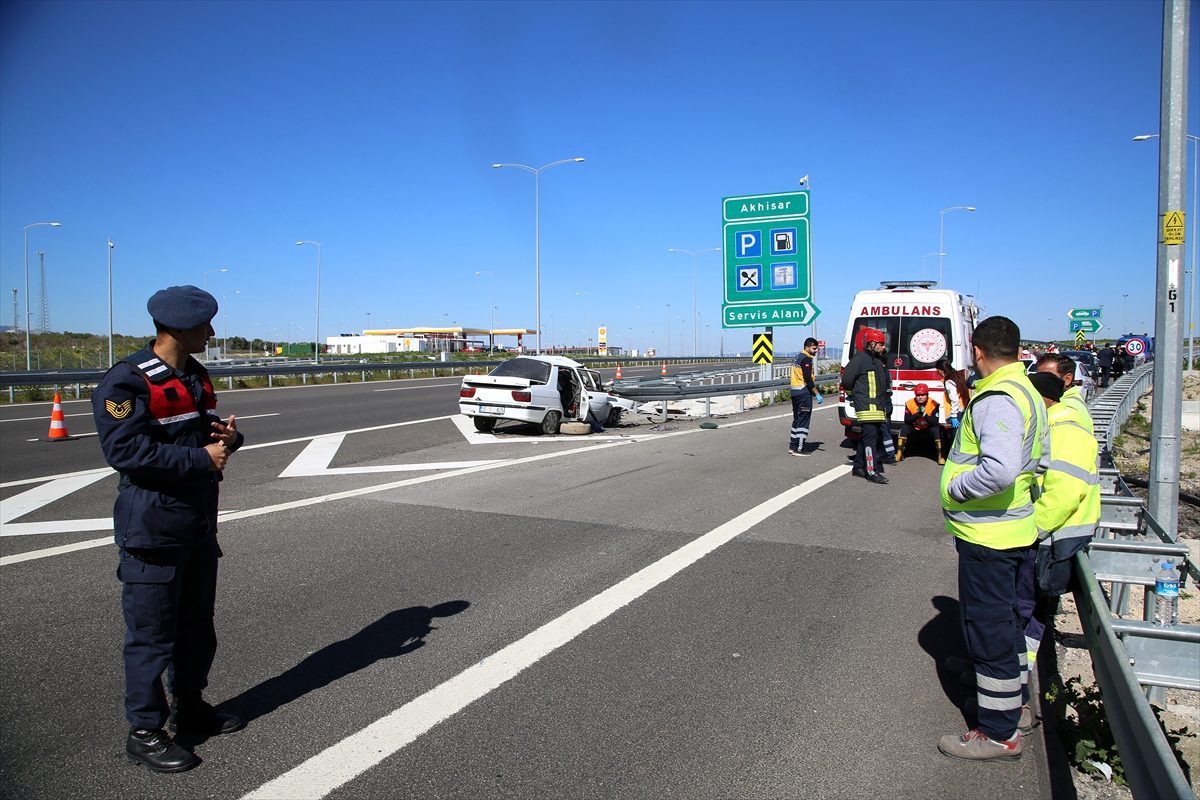 Manisa\'da otomobil bariyerlere çarptı: 3 ölü, 1 ağır yaralı
