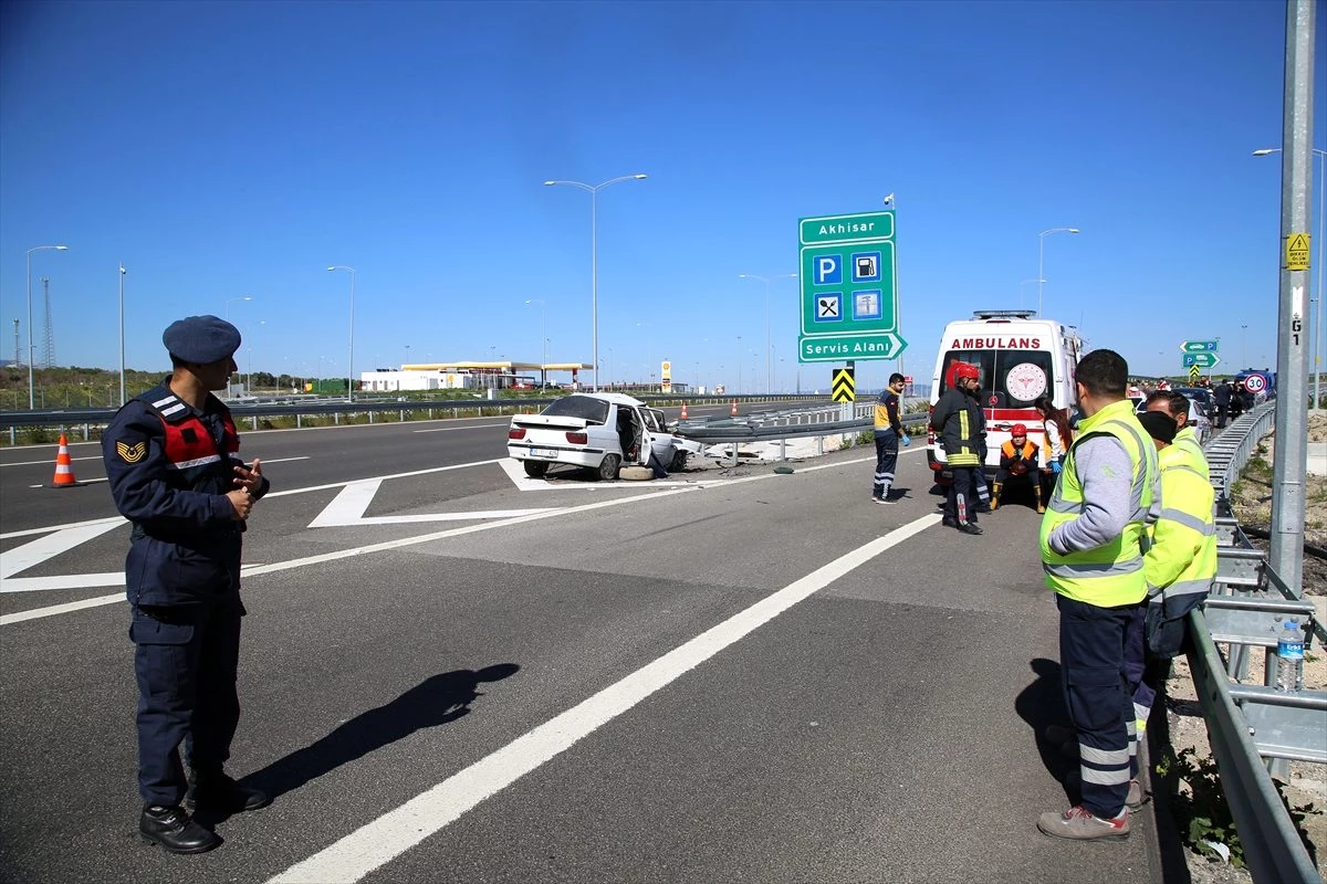 Manisa\'da otomobil bariyerlere çarptı: 3 ölü, 1 ağır yaralı