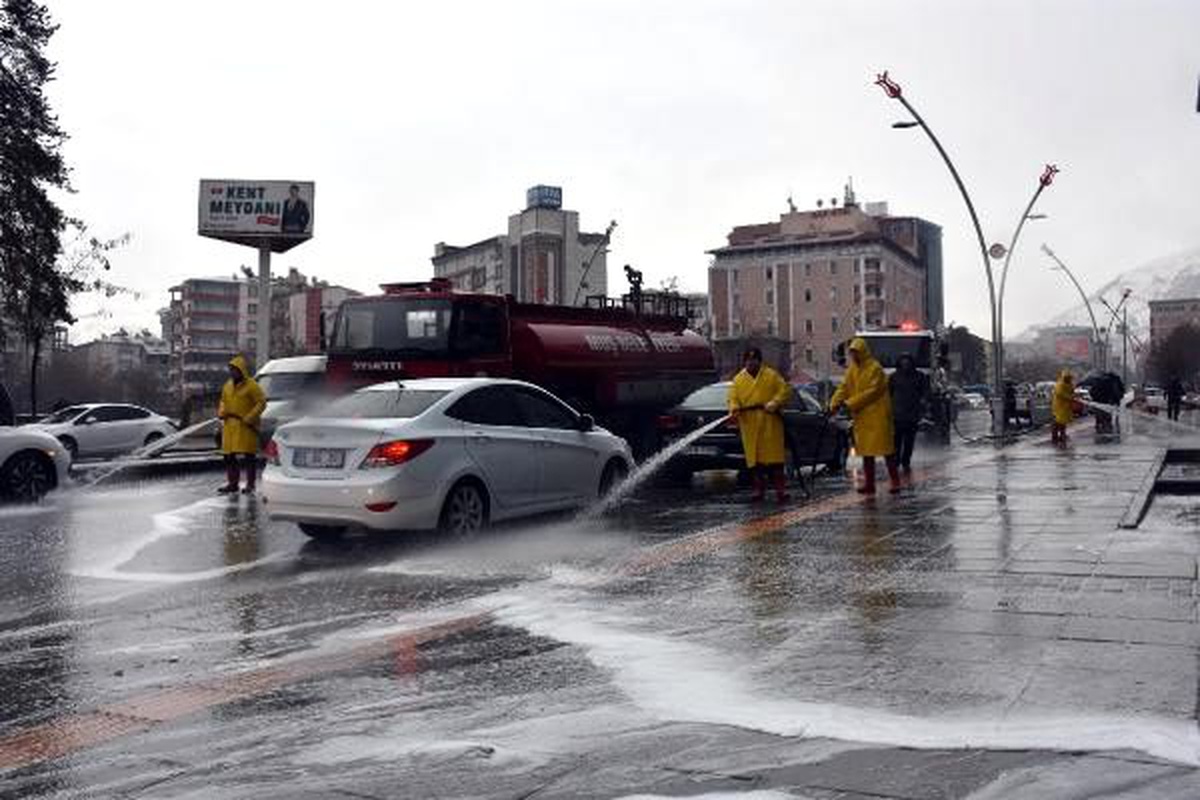 Muş\'ta cadde ve kaldırımlar sabunlu suyla dezenfekte edildi
