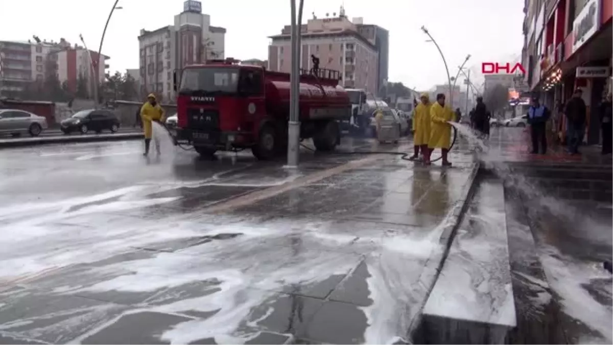 Muş\'ta cadde ve kaldırımlar sabunlu suyla dezenfekte edildi