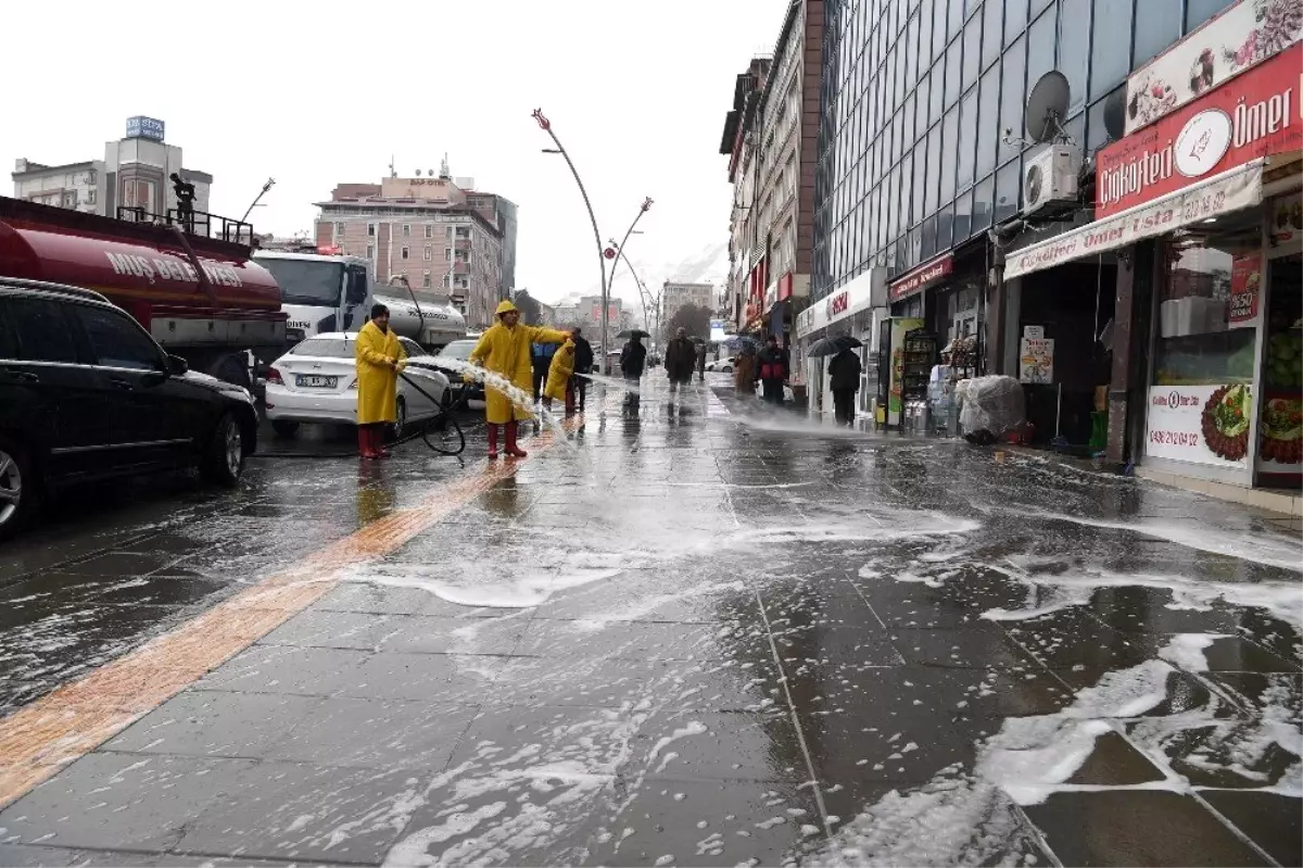 Muş\'taki cadde ve kaldırımlar köpüklü ve tazyikli suyla yıkanıyor