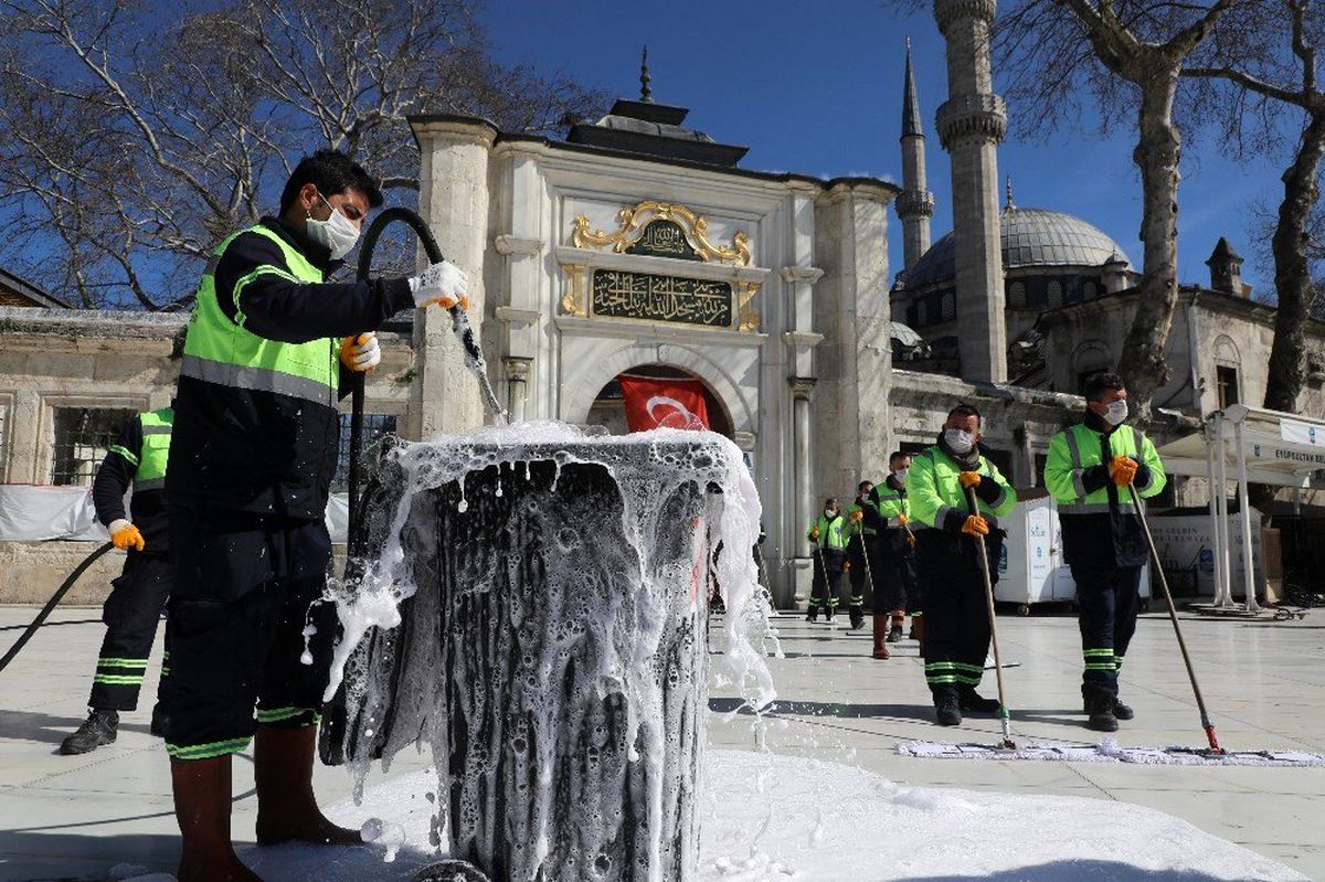 (Özel) Eyüpsultan\'da korona virüsüne sabunlu köpüklü önlem