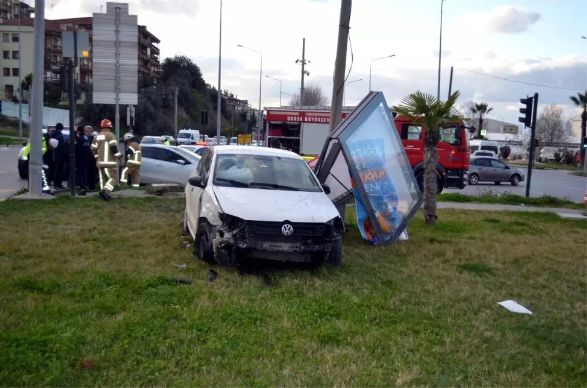 Reklam tabelasına çarparak durabildi