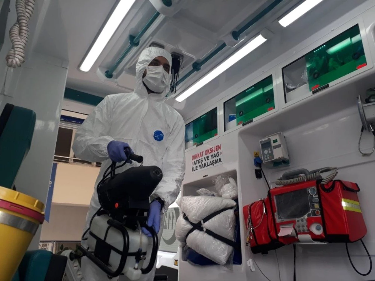 Riskli hasta taşıyan ambulanslar dezenfekte ediliyor