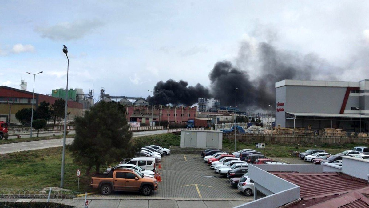 Samsun\'da lastik ayakkabı fabrikasında yangın çıktı, 3 kişi hastanelik oldu