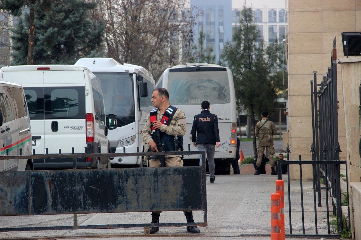 Şanlıurfa\'da gözaltına alınan 7 avukat adliyede