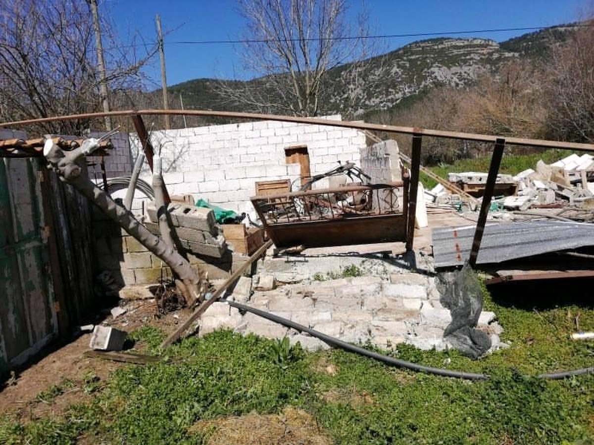 Sece Yaylası\'nda fırtına hayvan damlarını yerle bir etti