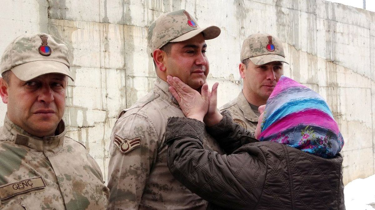 Şehit evlatlarının silah arkadaşlarına sarılıp gözyaşı döktüler