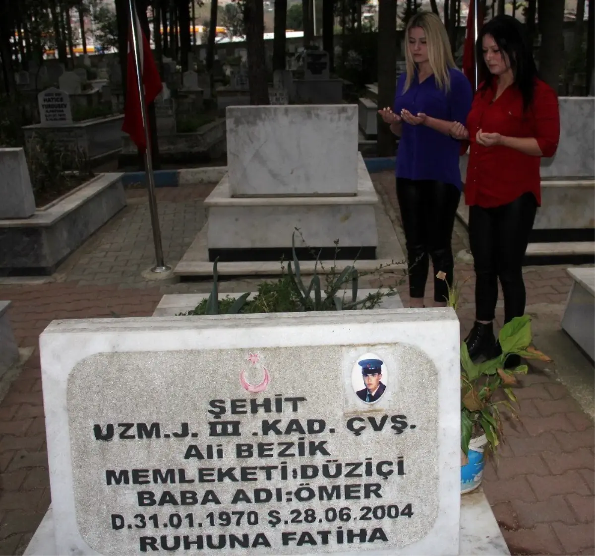 Şehit kızı babasına mektup yazıp mezarına gömdü