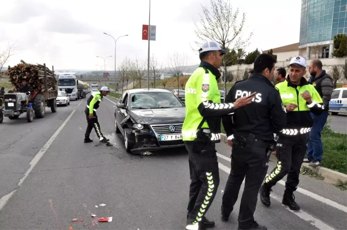 Şerit değiştirmek isteyen motosiklet otomobile çarptı: 1 yaralı