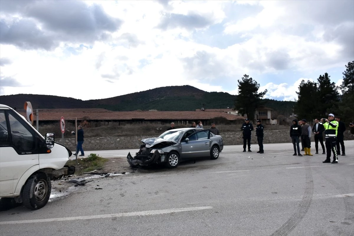 Sinop\'ta 3 aracın karıştığı trafik kazasında 4 kişi yaralandı