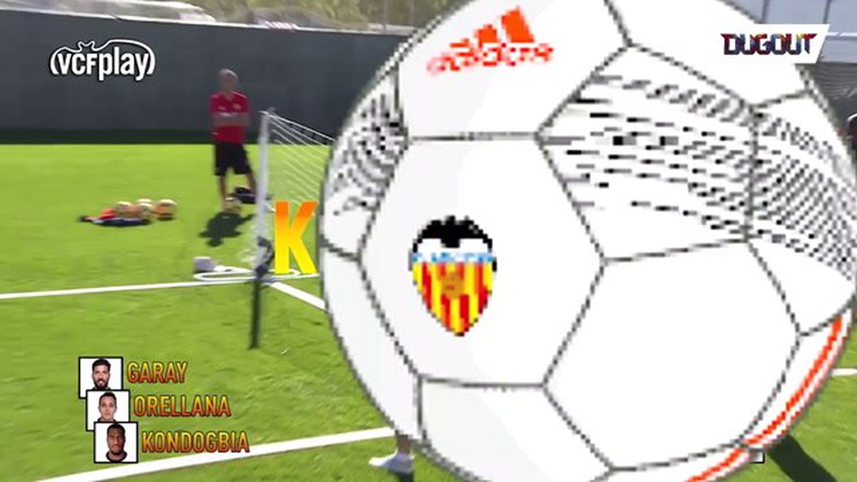 Valencia Oyuncuları Ayak Voleybolu Oynuyo