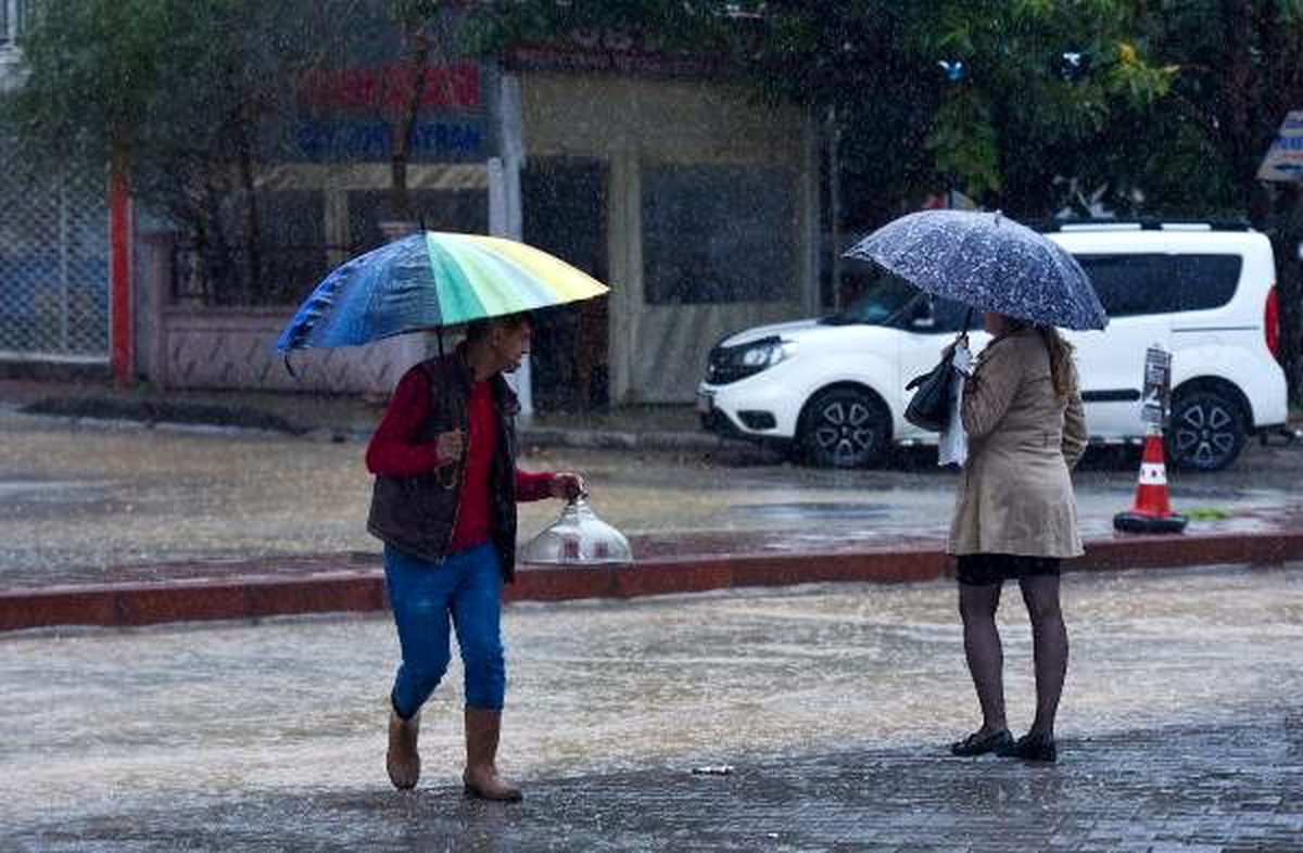 Yağmurdan kaçanlar durağa sığındı