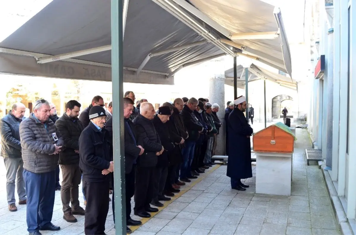 Yaşlı kadının cenazesi, Korona virüsü tedbiri kapsamında namaz vaktinden önce kılındı