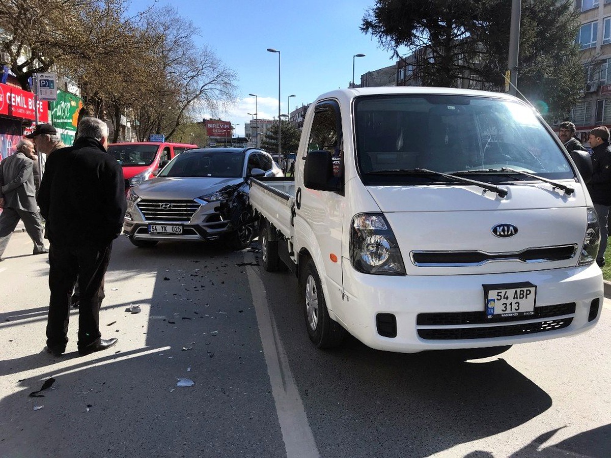 Yayaya yol veren kamyonete, arkadan gelen cip çarptı