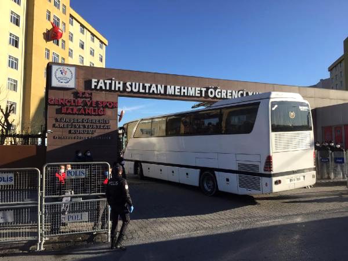 Yurt dışından gelenleri taşıyan iki otobüs karantina yurduna geldi