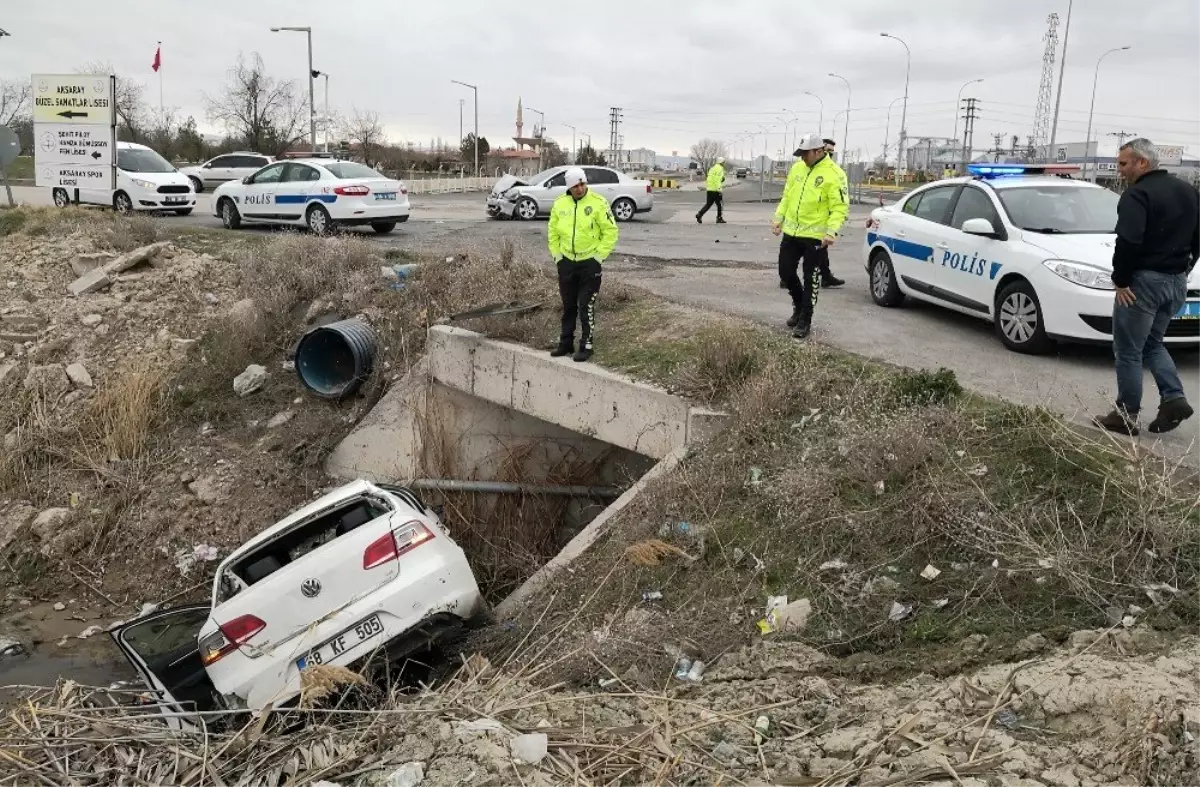 Aksaray\'da iki otomobil çarpıştı: 3 yaralı