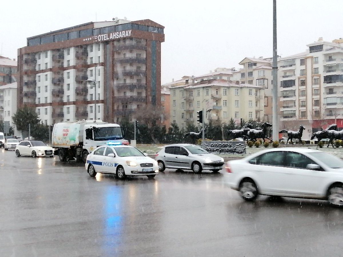 Aksaray\'da kar yığışı etkisini sürdürüyor