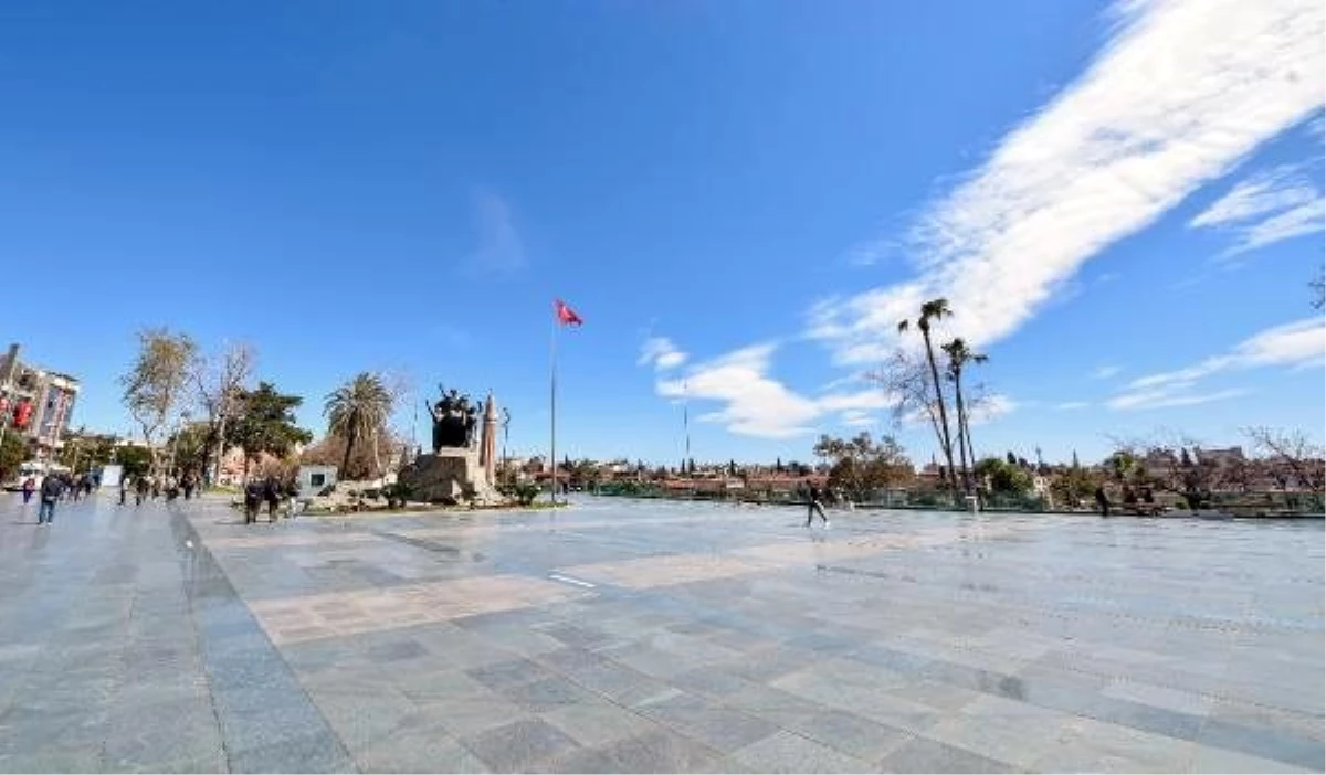 Antalya\'da, cadde ve sokaklar boş kaldı