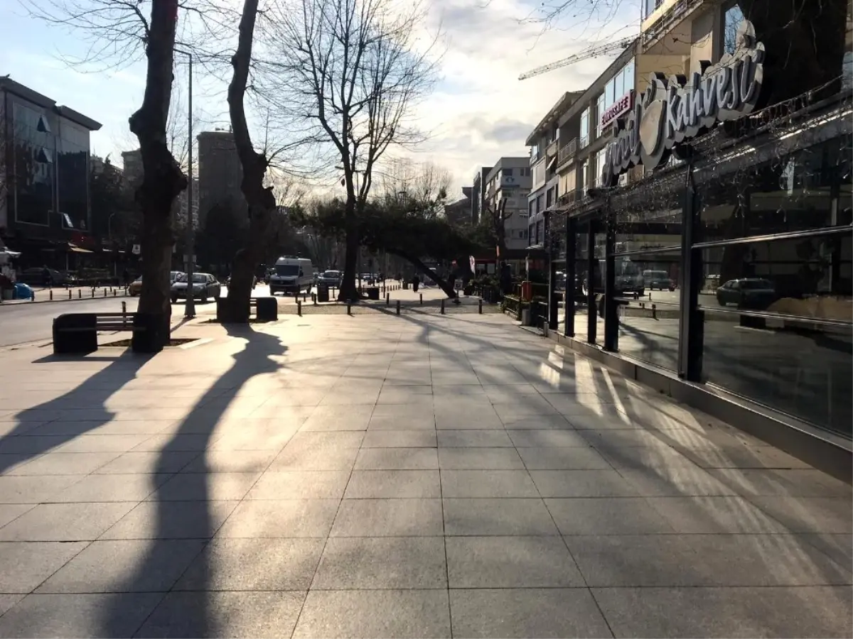 Bağdat Caddesi sessizliğe büründü, kafeler kepenk kapattı