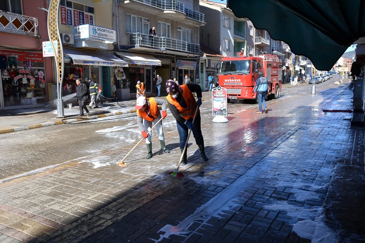 Banaz\'daki cadde ve sokaklar köpüklü suyla dezenfekte edildi