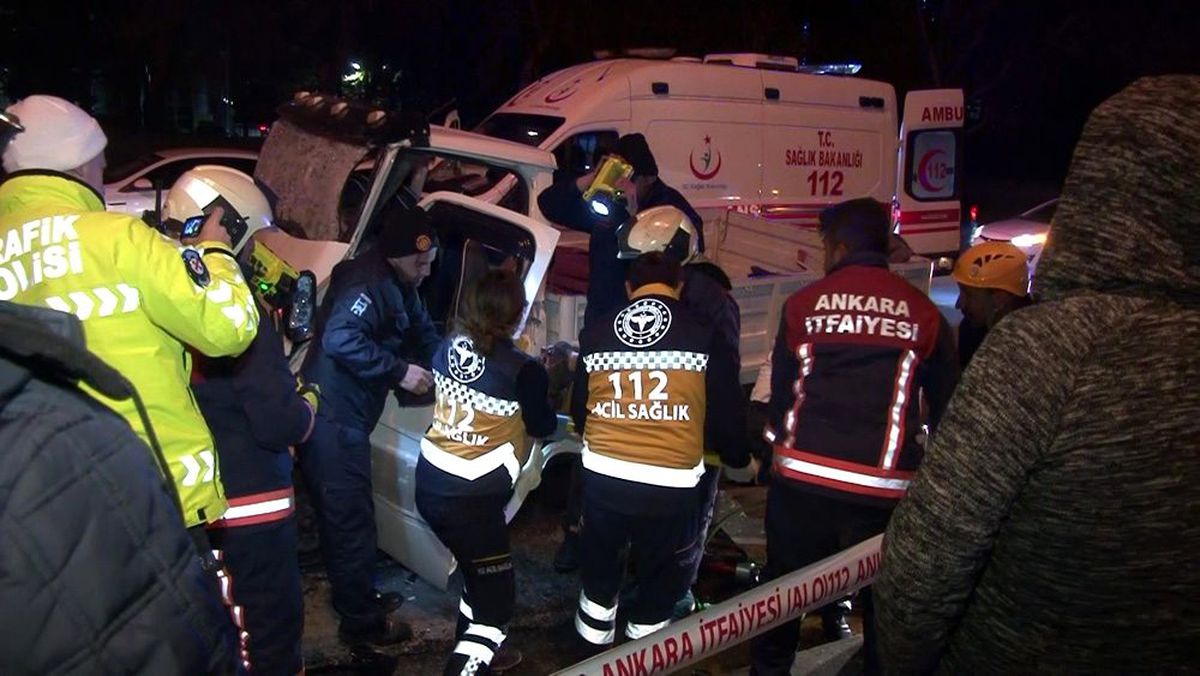 Başkent\'te otobüse arkadan çarpan kamyonetin sürücüsü öldü
