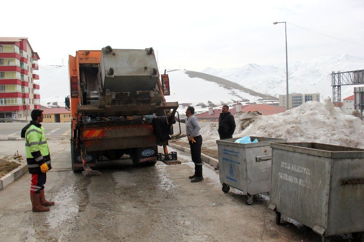 Bitlis\'te kar ve çöpler ayrıştırılıyor