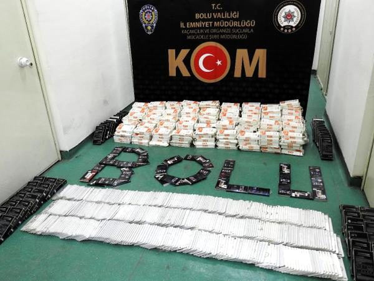 Bolu\'da 100 bin lira değerinde kaçak telefon aksesuarı ele geçirildi
