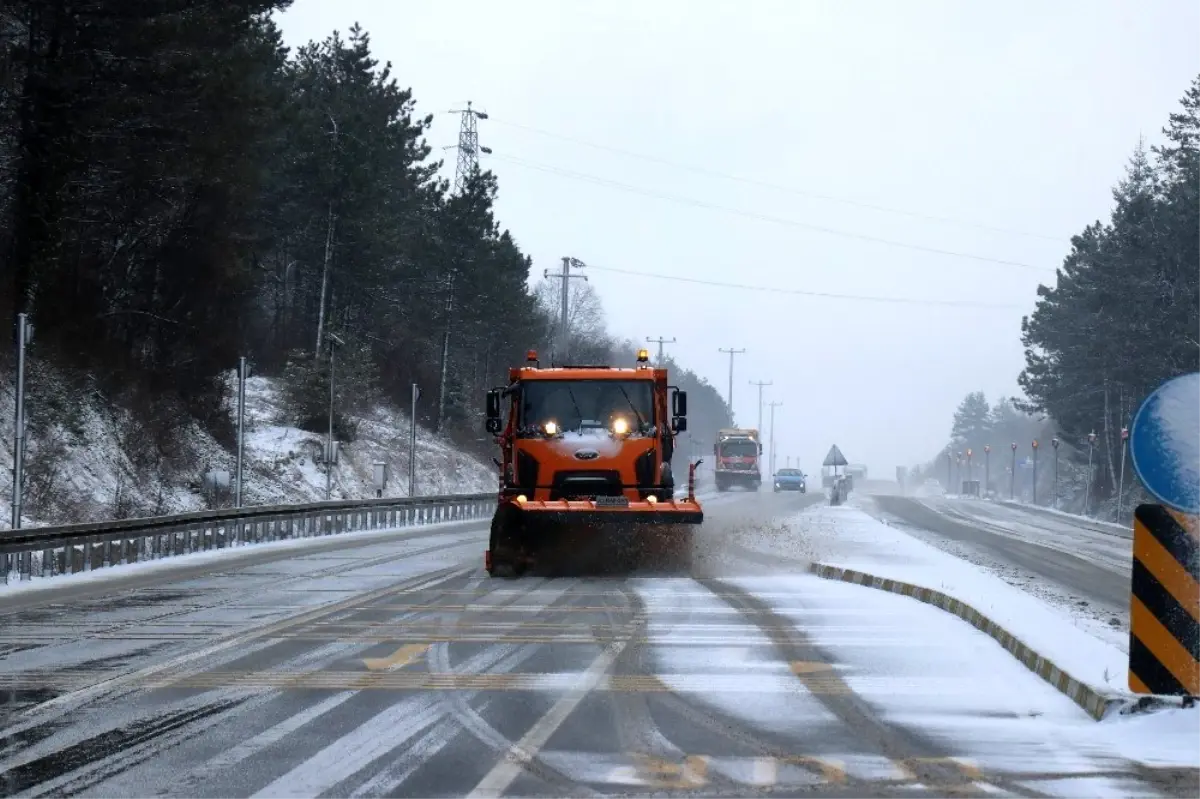 Bolu Dağı\'nda kar yağışı etkili oluyor