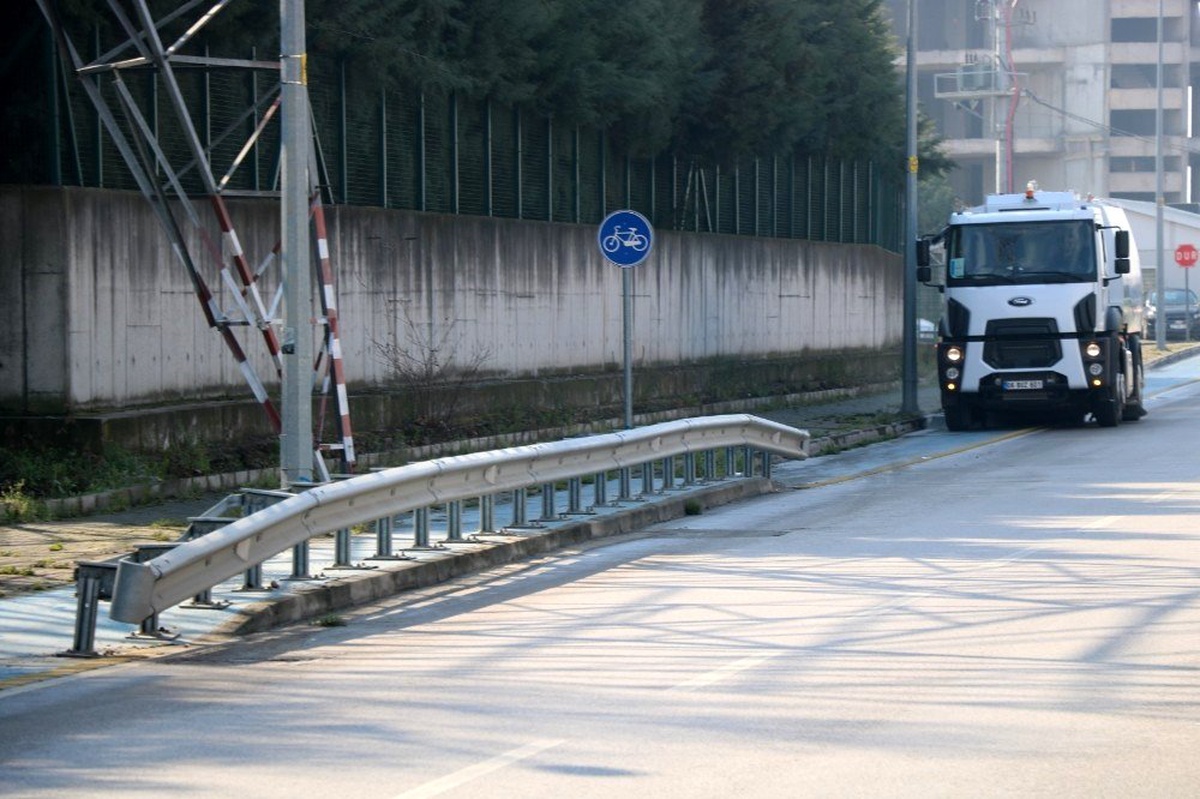 Büyükşehir, yeni süpürge araçları ile yolları temizliyor