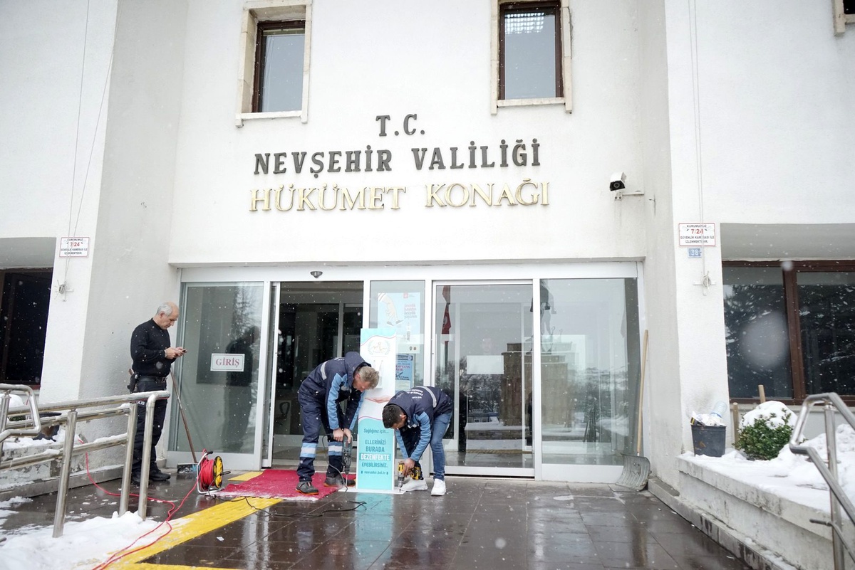 Cadde ve sokaklara dezenfektan aparatları yerleştirildi