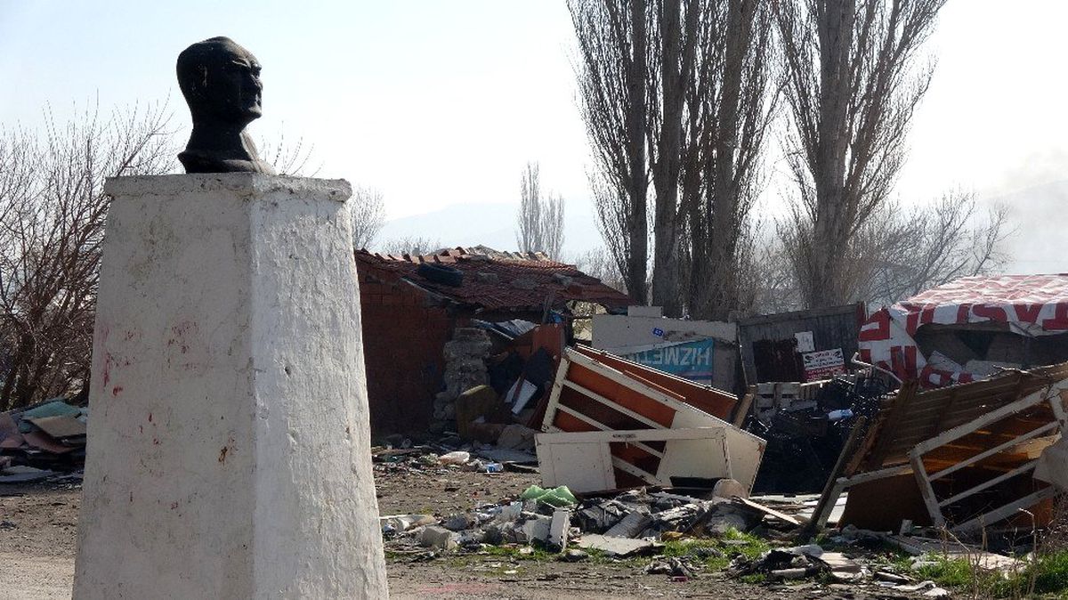 Çanakkale\'de Atatürk büstü çöpler içinde kaldı