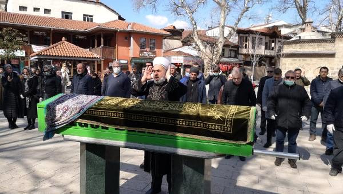 Cenaze namazını birer metre mesafeyle saf tutarak kıldılar