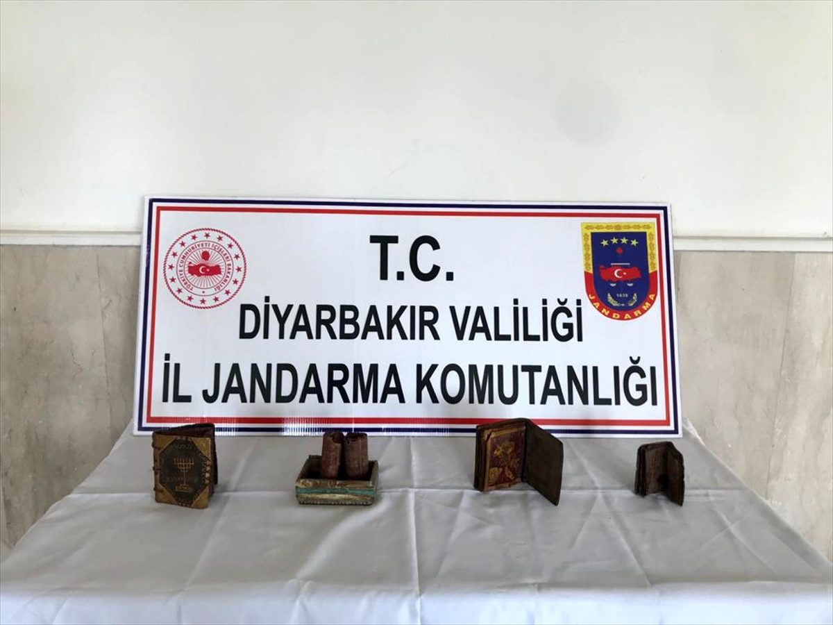 Diyarbakır\'da deri üzerine yazılı 3 kitap ve ferman ele geçirildi