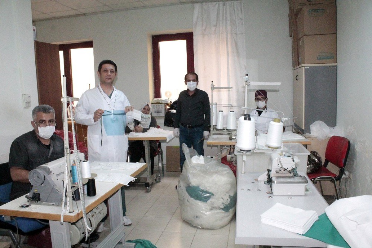 Diyarbakır\'da hastane, çalışanları için maske üretmeye başladı