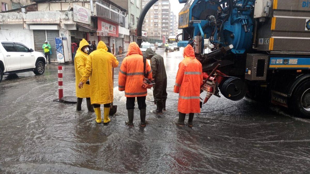 Diyarbakır\'da su taşkını nedeniyle vatandaşlar zor anlar yaşadı