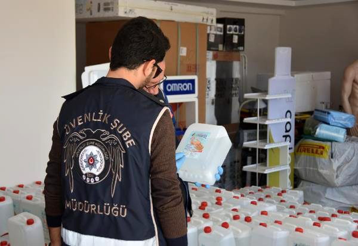 Eczaneye kaçak dezenfektan operasyonu