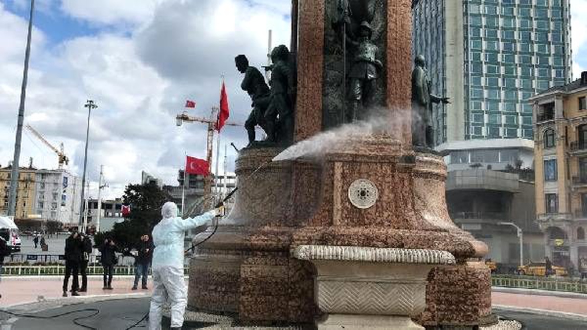 (Ek fotoğraflarla) Taksim Meydanı\'ndaki dezenfekte çalışmaları