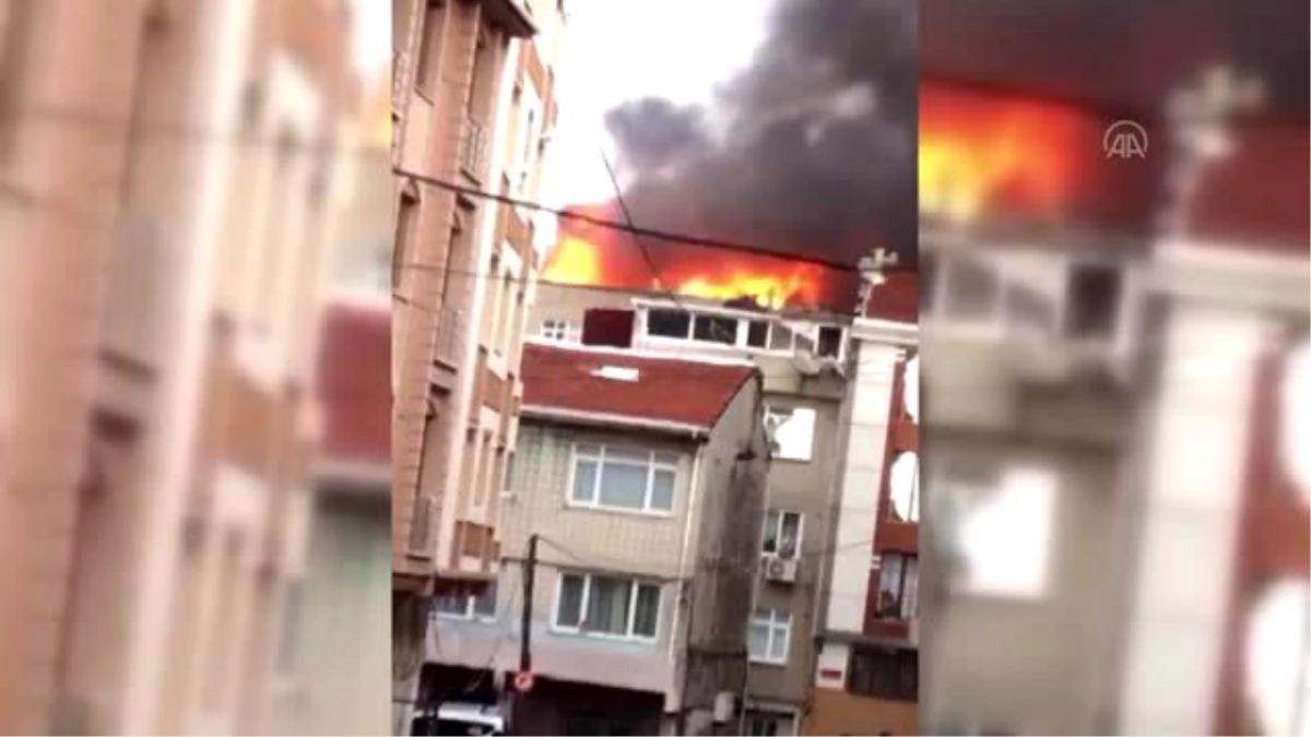 Esenler\'de bir binanın yanan çatısı itfaiye ekiplerince söndürüldü