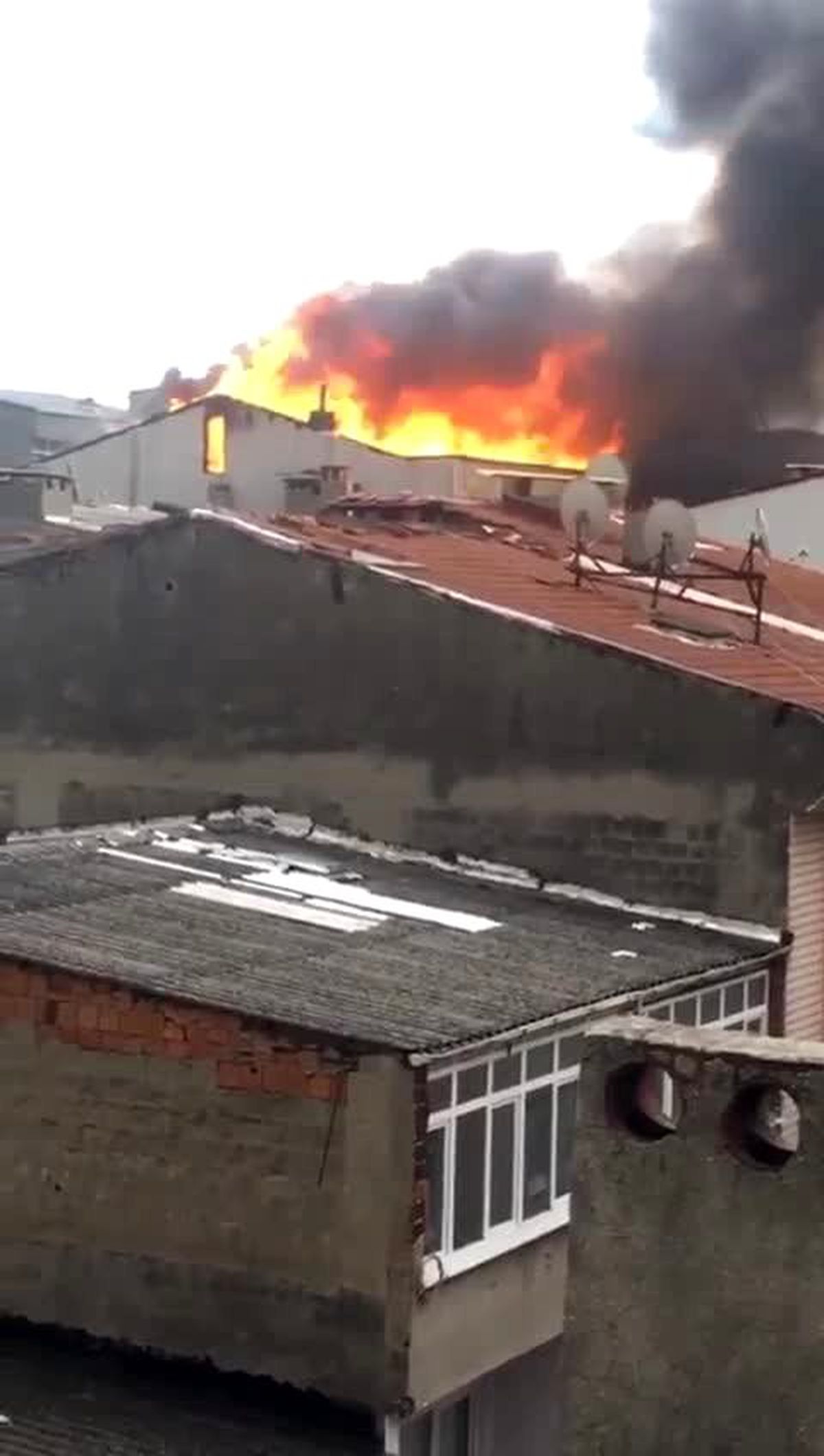 Esenler\'de korkutan çatı yangını